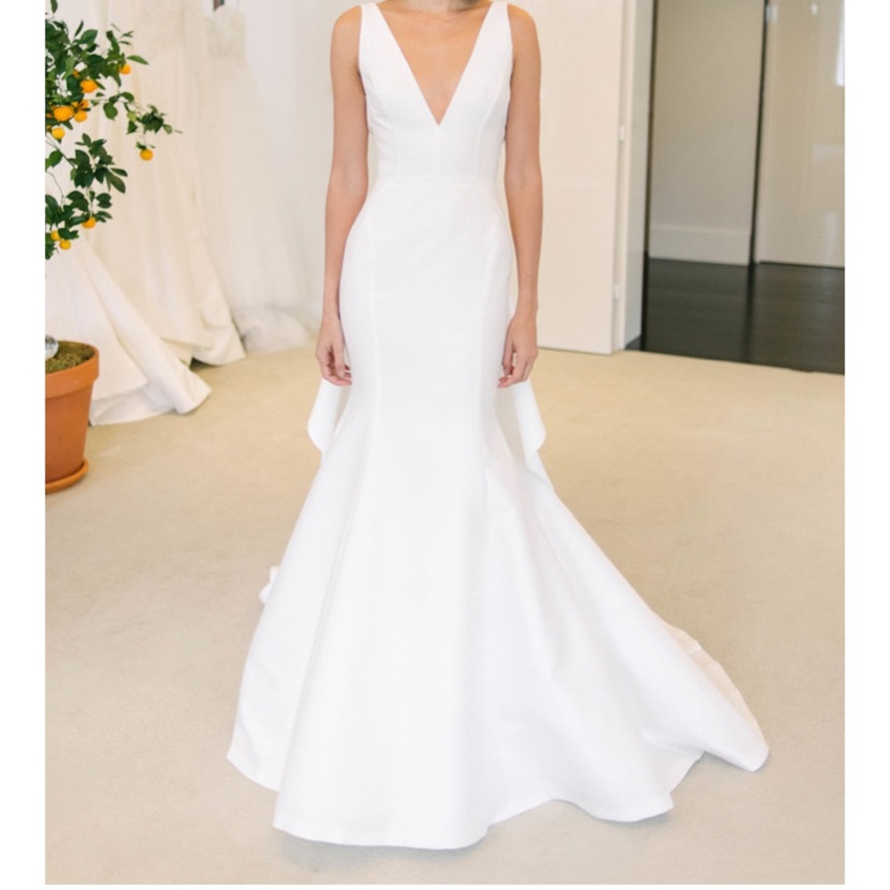 Carolina Herrera Wedding Dress - Picture 2 of 4